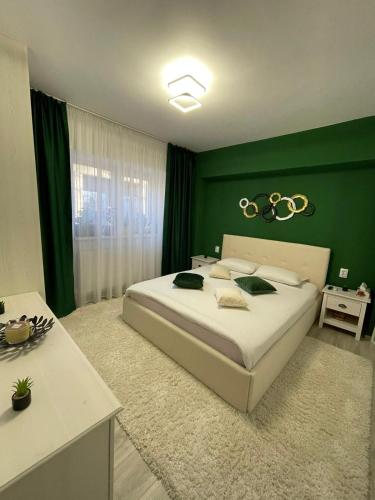 um quarto com uma cama grande e uma parede verde em Chilia 2 Apartments em Chilia Veche