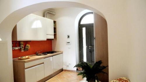 un arco en una cocina con fregadero y barra en Apartment Castel Gandolfo, en Castel Gandolfo