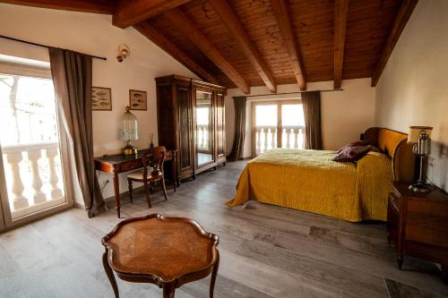 una camera con letto, tavolo e scrivania di Da Ilaria primo piano di villa con piscina e parcheggio a Grosseto