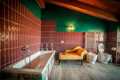 a bathroom with a tub and a toilet at Da Ilaria primo piano di villa con piscina e parcheggio in Grosseto