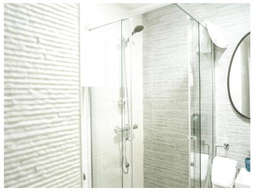 a shower with a glass door in a bathroom at Estudio Príncipe David - VUT in Toledo