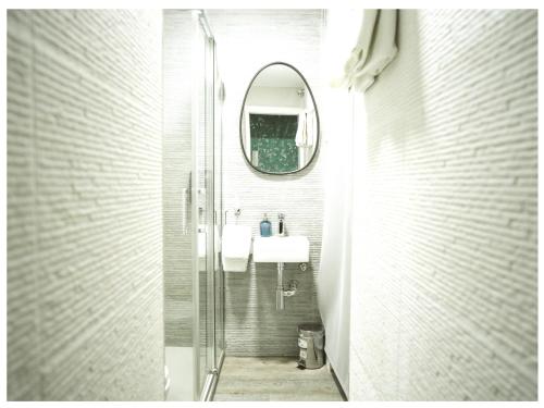 a bathroom with a sink and a mirror at Estudio Príncipe David - VUT in Toledo