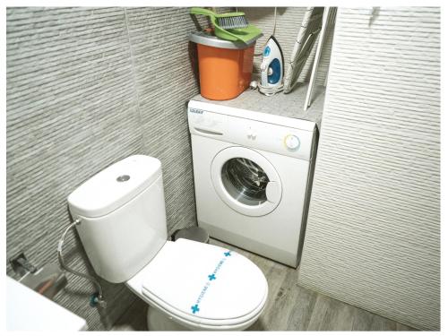 a bathroom with a toilet and a washing machine at Estudio Príncipe David - VUT in Toledo