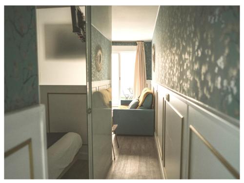 a small room with a couch and a window at Estudio Príncipe David - VUT in Toledo