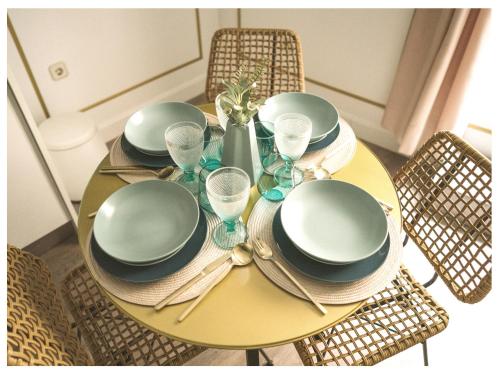 a yellow table with plates and glasses on it at Estudio Príncipe David - VUT in Toledo