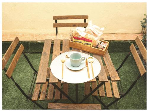 a table with a coffee cup on top of it at Estudio Príncipe David - VUT in Toledo