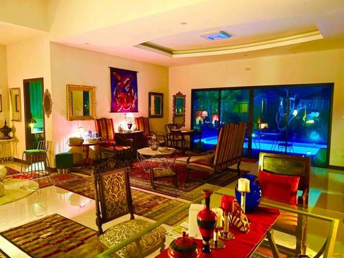 un salon avec une table et un aquarium dans l'établissement Colorful Pool Villa, Chiang Rai, Thailand, à Chiang Rai