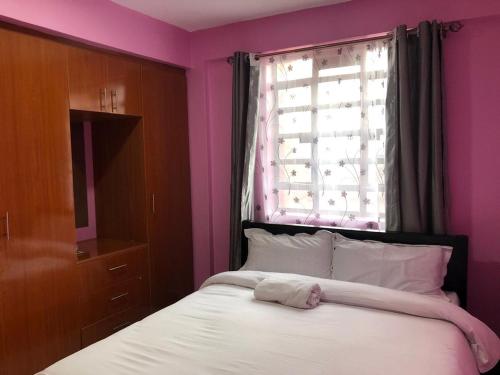ナイバシャにあるMaluhia Halelaa- A9のベッドルーム1室(大型ベッド1台、窓付)