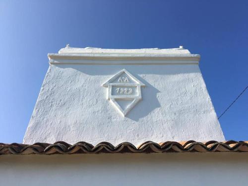 une tour d'horloge au-dessus d'un toit dans l'établissement Monte São Francisco, à São Francisco da Serra
