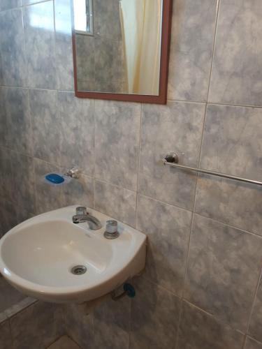 uma casa de banho com um lavatório e um espelho em Lo de Juana em Trelew