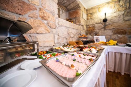 Jídlo v hotelu nebo okolí