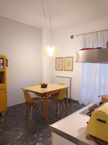 una cucina con tavolo e sedie in legno in una stanza di Holiday Home Pescara a Pescara