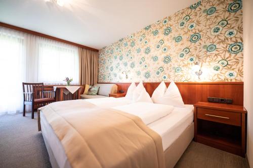 A bed or beds in a room at Die Herberge am Lautenberg Bad Loipersdorf