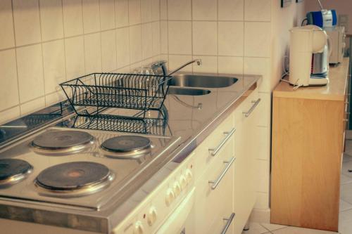 Köök või kööginurk majutusasutuses Inselgaestehaus-Erna