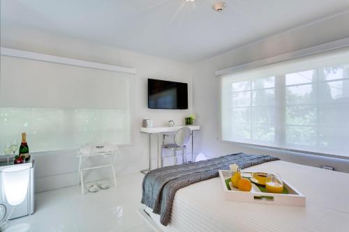 TV a/nebo společenská místnost v ubytování Bars B&B South Beach Hotel