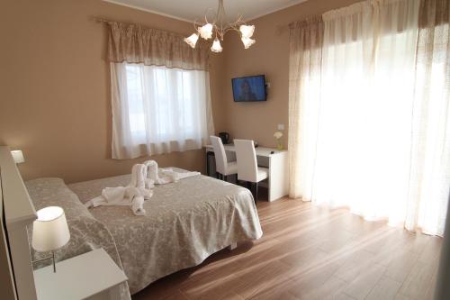 una camera da letto con un letto con un animale di peluche sopra di B&B Hortis Tropea a Tropea