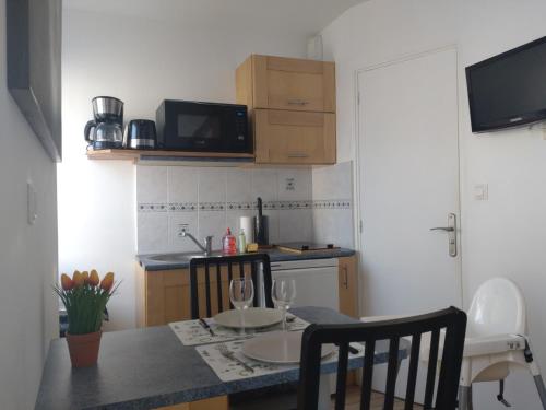 Quartier calme sur le port de plaisance et le GR34