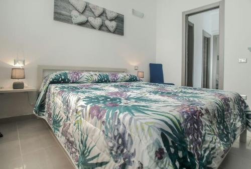 A bed or beds in a room at Nuovo trilocale vicino centro/mare