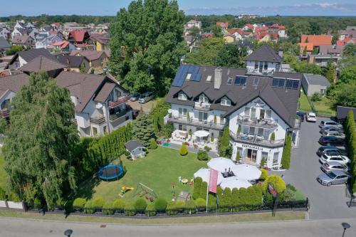 een luchtzicht op een groot huis met een tuin bij Pensjonat & Restauracja Admirał in Jastarnia