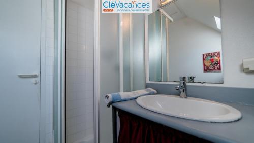 A bathroom at Grand LARGE FACE A LA PLAGE TRESTEL