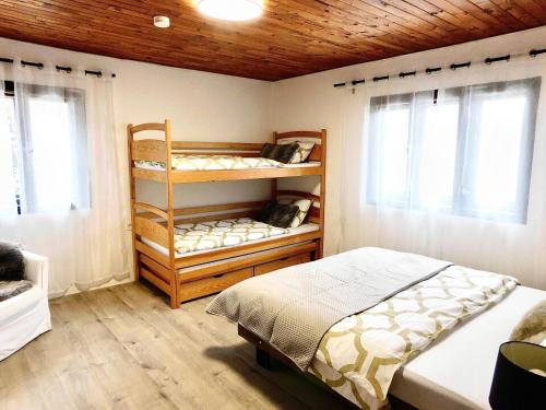 Poschodová posteľ alebo postele v izbe v ubytovaní CHATA POD HORAMA