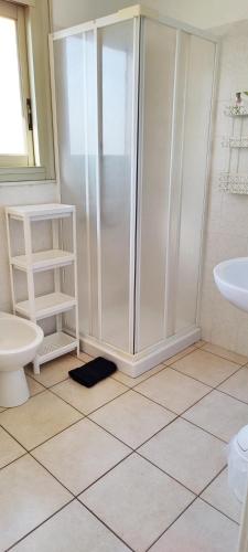une salle de bain avec une douche, des toilettes et un lavabo dans l'établissement MENTON BORD DE MER Studio calme avec balcon, Ascenseur, Climatisation, Ideal location quiet near sea, balcony, elevator, AC, à Menton