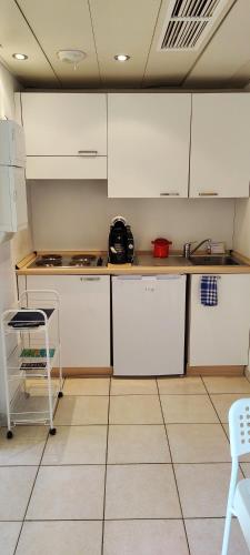 Studio Calme BORD DE MER Balcon avec Vue sur MENTON, Ascenseur, Climatisation, Ideal location quiet near sea, balcony with city view, elevator, AC