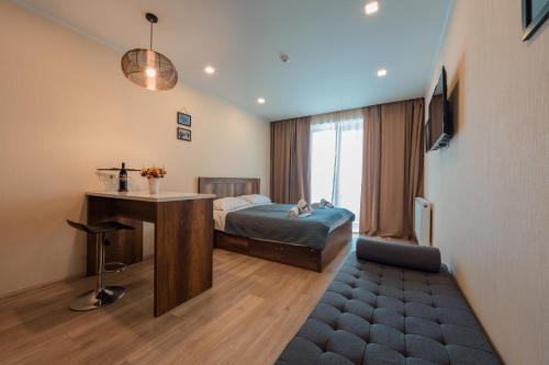Łóżko lub łóżka w pokoju w obiekcie New Gudauri Apartment Loft 2 N332