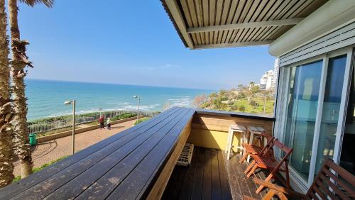 een balkon met uitzicht op de oceaan bij טרסת העץ המלכותית חוף צאנז עם בריכת זרמים פרטית לציבור החרדי in Netanya
