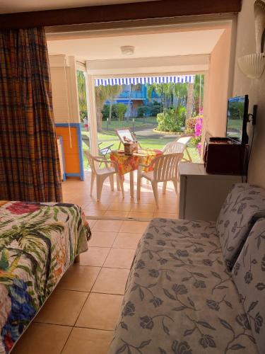 Posezení v ubytování Studio confortable à Sainte-Anne 25 m² avec balcon