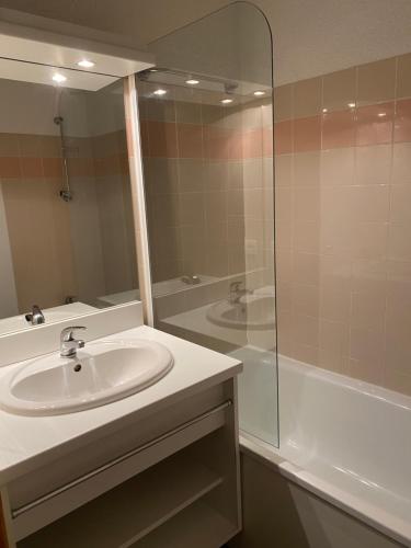 Un baño con lavabo, ducha y bañera. en Valmeinier 1800 - Ecrin des neiges, en Valmeinier