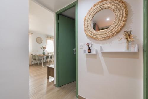 un couloir avec une porte verte et un miroir dans l'établissement Le Med - Apartment T2 Confort - Proche plage - Clim - Parking privé, à La Ciotat