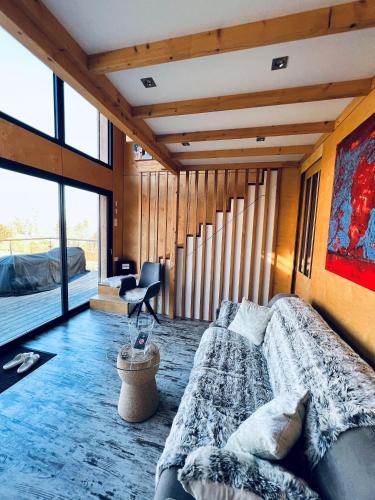 une chambre avec un lit et une grande fenêtre dans l'établissement COTTAGES ANTOINETTE, à Chigny-les-Roses