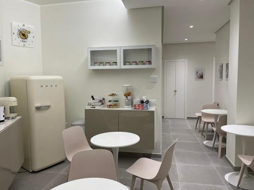A kitchen or kitchenette at B&B m’ama non m’ama