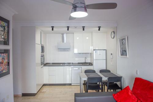 a kitchen and dining room with a table and chairs at "El Balcón de Huelva" lujo en pleno centro in Huelva