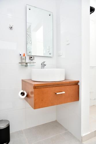 a bathroom with a sink and a mirror at Apartamento en Juan Dolio Tepuy 501 B in Juan Pedro