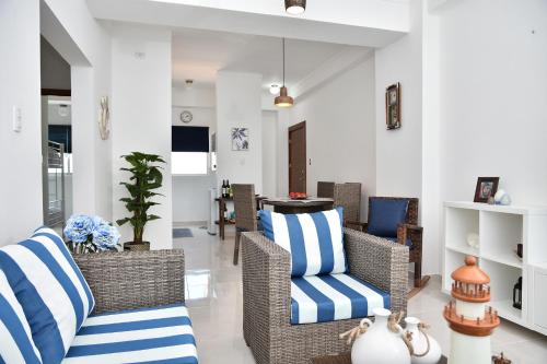 a living room with two chairs and a table at Apartamento en Juan Dolio Tepuy 501 B in Juan Pedro