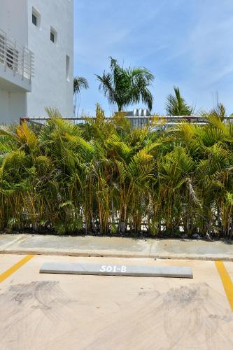 a sign on a basketball court in front of palm trees at Apartamento en Juan Dolio Tepuy 501 B in Juan Pedro