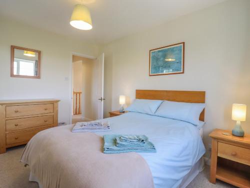 Un pat sau paturi într-o cameră la Orchard Cottage