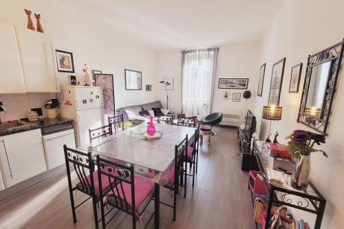 a kitchen and living room with a table and chairs at Beautiful apartment between St Rémy and Avignon in Châteaurenard