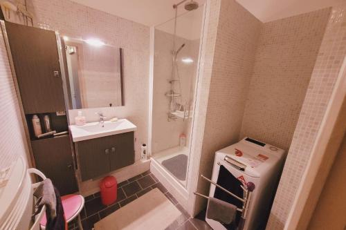 a small bathroom with a sink and a toilet and a tub at Beautiful apartment between St Rémy and Avignon in Châteaurenard