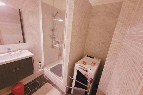 a small bathroom with a sink and a shower at Beautiful apartment between St Rémy and Avignon in Châteaurenard