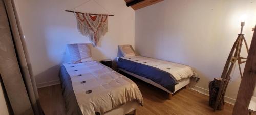 um pequeno quarto com duas camas e uma câmara em Bienchezmoi12 em Sauveterre-de-Rouergue