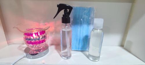 a blow dryer and a bottle on a counter at Aparta estudio cerca al aeropuerto espectacular in Bogotá