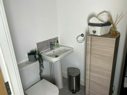 a small bathroom with a sink and a toilet at ☆Igloo MagnoliaView Luxe Townhouse + Free Parking☆ in Leeds