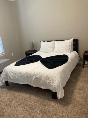 um quarto com uma cama com um cobertor preto em Home sweet home- great access to hospitals and everything em Tyler