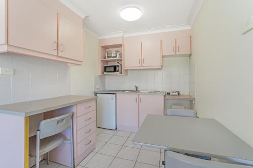 Η κουζίνα ή μικρή κουζίνα στο Nelson Towers Motel & Apartments