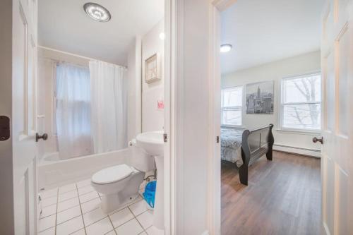 波士頓的住宿－2BR Apt in The Heart Of Boston near Boston Med，白色的浴室设有卫生间和水槽。