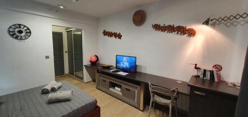 Una televisión o centro de entretenimiento en L'Hibiscus piscine et plage
