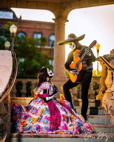 a woman sitting on the stairs with a man playing a guitar at Tu joya y Tu Perla Tapatia - AC, alberca, Gym apartamento en el corazón de Guadalajara in Guadalajara